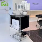 صورة عربة صالون للتجميل وتصفيف الشعر مزودة بعجلات متحركة